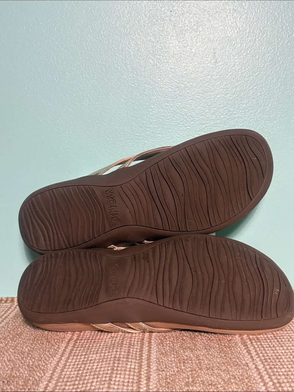 Women’s Vionic Bella X Toe Post Metallic Gold Flip-Flops with Bow. Size-7.5
